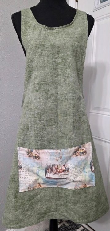 Green crossback apron with a picture pocket