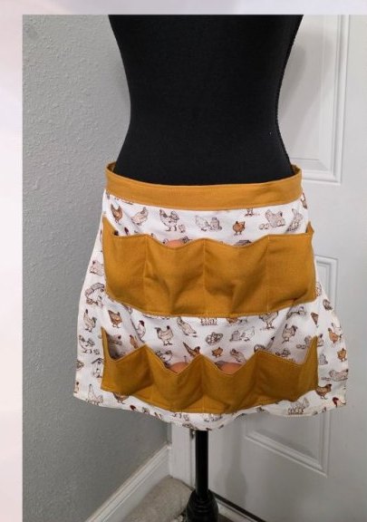 Egg-gathering apron with mustard pockets